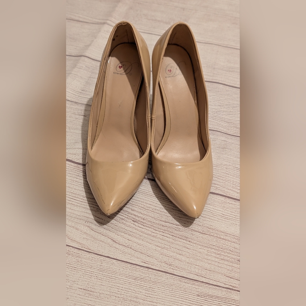 D brand nude high heels. Size 7